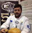 <p>Feito com farinha integral, p&atilde;o leva p&oacute; de ouro por dentro e por fora</p>  Foto: Facebook / Reprodução