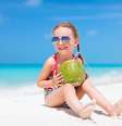 Além da sensação de refresco, a água de coco tem alto conteúdo de minerais, que são excelentes para hidratar, manter o fluxo salivar equilibrado e as bactérias longe da boca  Foto: BlueOrange Studio / Shutterstock