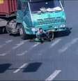 Imagem mostra caminhão passando sobre ciclista na China  Foto: BBC News Brasil