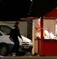Membro de esquadrão antibomba investiga van que invadiu local em Nantes e feriu 10 pessoas.  22/12/2014.  Foto: Stephane Mahe      ATTENTION EDITORS FRENCH LAW REQUIRES THAT CAR REGISTRATION PLATES ARE MASKED IN PUBLICATION WITHIN FRANCE / Reuters
