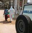 <p>Agente da saúde acompanha nova paciente com Ebola em Freetown, Serra Leoa, em 22 de dezembro</p>  Foto: Baz Ratner / Reuters