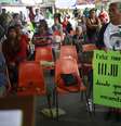 Mãe de estudante desaparecido segura cartaz com a mensagem "Feliz Natal, meu filho. Aonde quer que você esteja"  Foto: Jorge Dan Lopez / Reuters