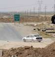 Bandeira do Estado Islamo no final de uma ponte em Kirkuk, em foto de arquivo. 23/08/2014  Foto: Ako Rasheed / Reuters