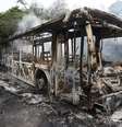 Quando os bombeiros começaram a apagar as chamas, foram atacados com pedras  Foto: Marcos Bezerra / Agência Brasil