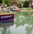 Caixa automático de banco dentro de piscina após a passagem do tsunami na praia de Patong em 2004  Foto: BBC Mundo / Copyright
