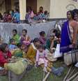 Colonos tribais que fugiram da aldeia Phuluguri após ataque do grupo separatista buscam refúgio em uma escola local, na vila Shamukjuli, no estado de Assam, em 24 de dezembro  Foto: Anupam Nath / AP