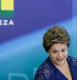 La presidenta de Brasil, Dilma Rousseff, durante un desayuno con la prensa en palacio Planato en Brasilia. Imagen de archivo, 22 diciembre, 2014.  La presidenta brasileña Dilma Rousseff nombró 13 nuevos ministros el martes, eligiendo a políticos aliados en un recambio del gabinete mientras intenta evitar cualquier nombre que podría estar vinculado con el creciente escándalo de corrupción en la petrolera estatal Petrobras.  Foto: Joedson Alves / Reuters