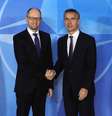O Secretário-Geral da Otan, General Stoltenberg (à direita), aperta as mãos do premiê ucraniano Yatseniuk. 15/12/2014  Foto: Eric Vidal / Reuters