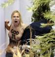 <p>Deus é mulher, diz frase no corpo da mulher</p>  Foto: Vicenzo Livieri / AFP