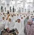 Milhares participam de oração em memória das vítimas do tsunami de 2004 na Grande Mesquita de Banda Aceh, na Indonésia, em 25 de dezembro   Foto: Binsar Bakkara / AP