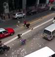 <p>Dinheiro que foi rapidamente recolhido por motoristas e pedestres</p>  Foto: Youtube / Reprodução