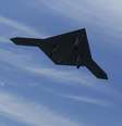 Um drone de combate X-47B fotografado acima de um porta-aviões. 14/05/2013  Foto: Jason Reed / Reuters