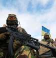 Militares ucranianos sentados em cima de um blindado em Kramatorsk, no leste da Ucrânia. 24/12/2014  Foto: Valentyn Ogirenko / Reuters