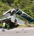 Ônibus caiu em ribanceira de 20 metros no Espírito Santo  Foto: Bruno Herculano / Futura Press