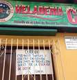 Placa na porta do local também pede desculpas aos clientes e turistas por "não poder atendê-los por falta de leite"  Foto: El Carabobeño / Reprodução
