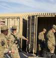 <p>Soldados americanos s&atilde;o vistos em momento de descanso no Afeganist&atilde;o</p>  Foto: Lucas Jackson / Reuters