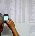 <p>Homem olha lista de passageiros de voo desaparecido</p>  Foto: BBC Mundo / Getty Images