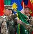 O general dos EUA, John Campbell, enrola a bandeira da Isaf durante cerimônia em Cabul. 28/12/2014  Foto: Omar Sobhani / Reuters