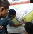 Soldados trabalham em mapa da Indonésia em busca por avião da AirAsia.  29/12/2014.  Foto: Joko Sulistyo / Reuters