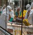 <p>Agentes de saúde tratam de pacientes com Ebola perto de Freetown, Serra Leoa</p>  Foto: Baz Ratner / Reuters