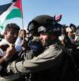 Manifestante palestino discute com soldado israelense durante protesto contra assentamentos em Belém.  27/12/2014.  Foto:  Mussa Qawasma / Reuters