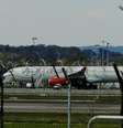 Um avião Virgin Atlantic fez um pouso de emergência no aeroporto de Gatwick, em Londres, depois de ter problemas com o trem de pouso  Foto: Luke MacGrego / Reuters