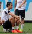 <p>Damião e Souza ganhavam juntos R$ 810 mil mensais</p>  Foto: Divulgação Santos FC