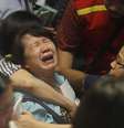 <p>Parentes de passageiros que estavam no avião da AirAsia choram ao saber que corpos foram encontrados no Mar de Java</p>  Foto: AP