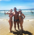 Bárbara Evans posa ao lado de amigos   Foto: Instagram / Reprodução