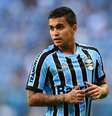 <p>Ap&oacute;s boa temporada no Gr&ecirc;mio, Dudu &eacute; disputado por Corinthians e S&atilde;o Paulo</p>  Foto: Vinicius Costa / Getty Images 