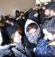 <p>Sobreviventes do "Norman Atlantic" reencontram parentes na chegada ao porto de Brindisi</p>  Foto: Ciro de Luca / Reuters