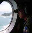 <p>Membros da Força Aérea de Cingapura sobrevoam área em busca de avião desaparecido da Air Asia, nesta terça-feira</p>  Foto: Edgar Su / Reuters