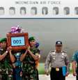 Primeiros corpos recuperados chegaram ao aeroporto de SurabaIa nesta quarta-feira  Foto: AFP