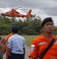 Com tempo ruim, helicóptero leva corpos para aeroporto  Foto: Reuters