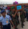 <p>Militares da Indon&eacute;sia carrega caix&otilde;es com os corpos de duas v&iacute;timas da queda do avi&atilde;o da AirAsia, em Surabaya, na Indon&eacute;sia, nesta quarta-feira</p>  Foto: Sigit Pamungkas / Reuters