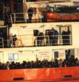 O cargueiro Blue Sky M, com estimados 900 imigrantes, chega ao porto de Gallipoli, no sul da Itália, nesta quarta-feira. 31/12/2014  Foto: Stringer / Reuters