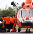 <p>Equipes de resgate e busca da Indonésia descarregam corpos de duas vítimas do acidente aéreo da AirAsia em Pangkalan Bun</p>  Foto: Darren Whiteside / Reuters