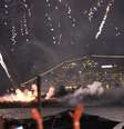 <p>Balsa em chamas durante queima de fogos no Rio</p>  Foto: Jose Lucena / Futura Press