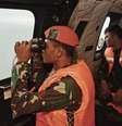 <p>Membros da For&ccedil;a A&eacute;rea da Indon&eacute;sia buscam pelos corpos das v&iacute;timas&nbsp;no Mar de Java</p>  Foto: Reuters