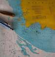 <p>Mapa com possível localização dos destroços é visto dentro de um navio de busca e salvamento no porto de Kumai, na Indonésia</p>  Foto: Beawiharta / Reuters