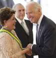 Biden cumprimenta Dilma durante cerimônia de posse nesta quinta-feira  Foto: Ueslei Marcelino / Reuters