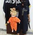 <p>Criança encena execução usando boneca</p>  Foto: Mail Online / Reprodução