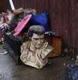 Busto de Elvis Presley  é deixado na calçada com destroços resultantes da passagem do furacão Sandy no bairro de Midland Beach, em Staten Island, na cidade de Nova York. 13/11/2012  Foto: Mike Segar / Reuters