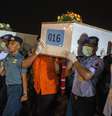 Até agora, as autoridades disseram ter encontrado 30 corpos do voo que caiu no Mar de Java neste domingo  Foto: Athit Perawongmetha / Reuters