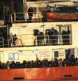 Primeiro navio abandonado nesta semana foi resgatado em segurança   Foto: BBC Brasil / Reuters