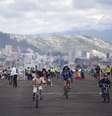 Equatorianos andam de bicicleta no Aeroporto Internacional Mariscal Sucre, em Tababela, nos arredores de Quito, no Equador, em maio de 2013. 19/05/2013  Foto: Guillermo Granja / Reuters