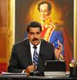 Presidente da Venezuela, Nicolás Maduro, exibe cópia da Constituição durante entrevista coletiva no Palácio Miraflores, em Caracas, na Venezuela, no fim de dezembro. 30/12/2014  Foto: Carlos Garcia Rawlins / Reuters