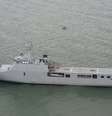 Helicóptero sobrevoa mar de Java em buscas pelos restos do voo AirAsia perto de navio da Marinha do país  Foto: Adek Berry/Pool  / Reuters