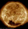 <p><span style="font-size: 15.1999998092651px;">A imagem foi feit</span><span style="font-size: 15.1999998092651px;">a no Solar&nbsp;</span><span style="font-size: 15.1999998092651px;">Dynamics Observatory, da Nasa; e ela&nbsp;</span><span style="font-size: 15.1999998092651px;">mostra o buraco coronal como uma regi&atilde;o escura no sul</span></p>  Foto: Nasa / Divulgação