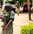 Soldados nigerianos custodian las oficinas de la televisión en Maiduguri, Nigeria, bajo la amenaza de un ataque de Boko Haram, 6 de junio de 2013.  Foto: AP